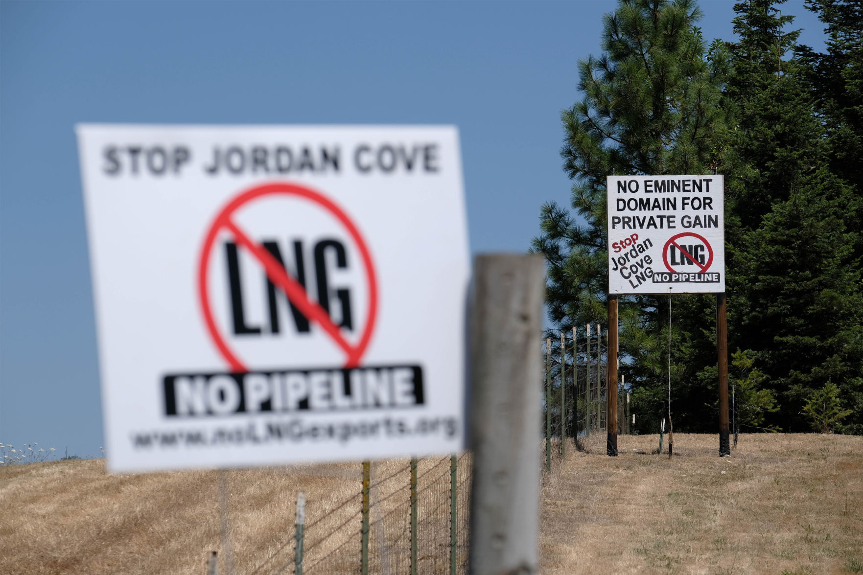 LNG signs (not HAN photo)